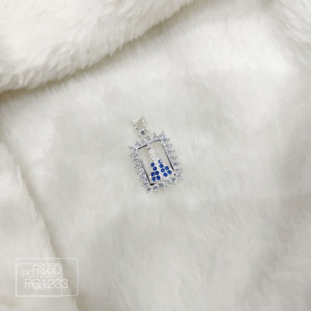 Pingente N. S. Aparecida Quadrada Cravejada Cristal Prateada